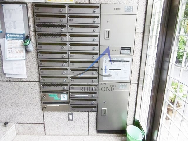 Ｓ－ＯＮＥビルのその他共用部分|集合ポストと宅配ボックスです。