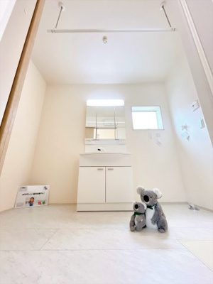 【独立洗面台】 | 藤岡市下戸塚　新築住宅 | 広々とした洗面脱衣スペースには、室内物干しが設置されているので、雨の日のお洗濯にも便利です。