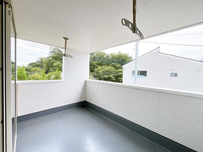【バルコニー】 | 藤岡市下戸塚　新築住宅 | 日当たりの良いバルコニーで毎日の暮らしに明るさとゆとりを。洗濯物もよく乾き、季節の移ろいを感じながら過ごせます。