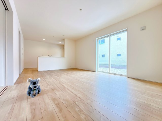 【居間・リビング】 | 藤岡市下戸塚　新築住宅 | 上質な素材感と明るい空間が調和するリビング・ダイニング。家族やゲストをもてなす、ワンランク上のくつろぎをお届けします。
