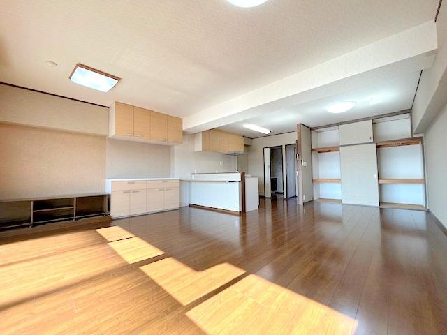 朝日プラザ寝屋川の居間・リビング|LDK24.5帖
■物件内覧・資金計画相談・住宅ローン相談、リフォーム相談、お問合せ受付中■
※当日・翌日のご内覧、ご相談はお電話でのお問合せがスムーズです！