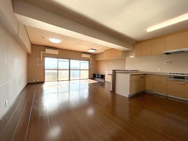 朝日プラザ寝屋川の居間・リビング|LDK24.5帖
■物件内覧・資金計画相談・住宅ローン相談、リフォーム相談、お問合せ受付中■
※当日・翌日のご内覧、ご相談はお電話でのお問合せがスムーズです！