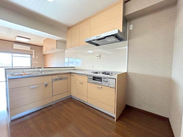 朝日プラザ寝屋川のキッチン|システムキッチン　食器洗い乾燥機付き
■物件内覧・資金計画相談・住宅ローン相談、リフォーム相談、お問合せ受付中■
※当日・翌日のご内覧、ご相談はお電話でのお問合せがスムーズです！