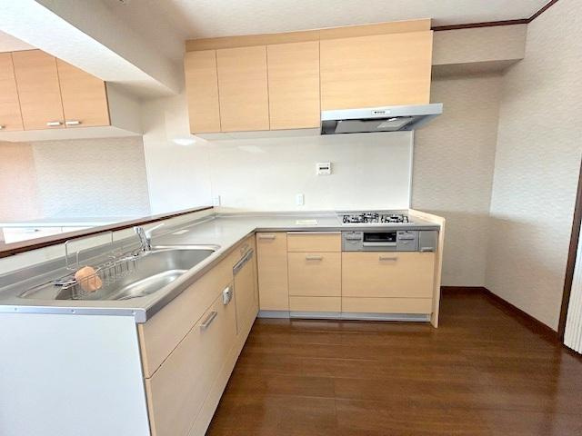 朝日プラザ寝屋川のキッチン|L字キッチン
■物件内覧・資金計画相談・住宅ローン相談、リフォーム相談、お問合せ受付中■
※当日・翌日のご内覧、ご相談はお電話でのお問合せがスムーズです！