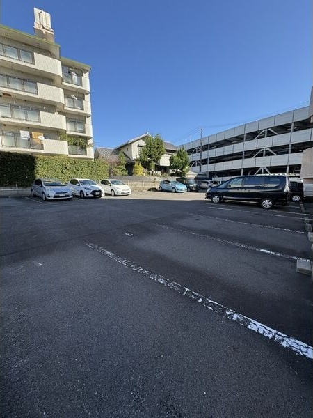 シャインビルの駐車場