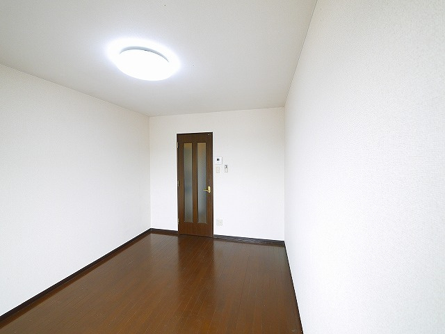 アーバンヒルⅢの洋室|明るい色調の室内です