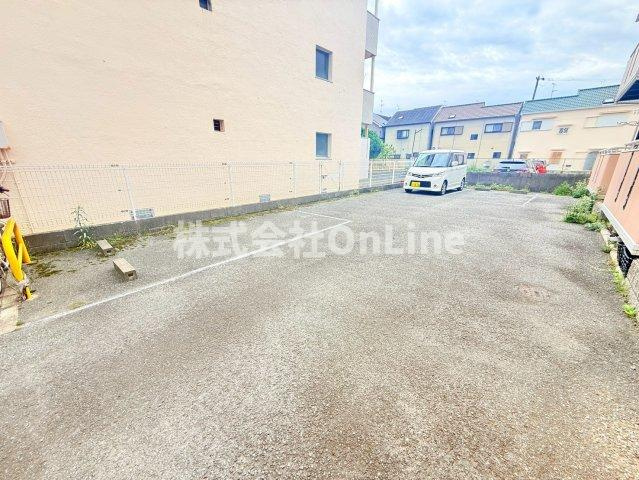 サンロイヤルの駐車場