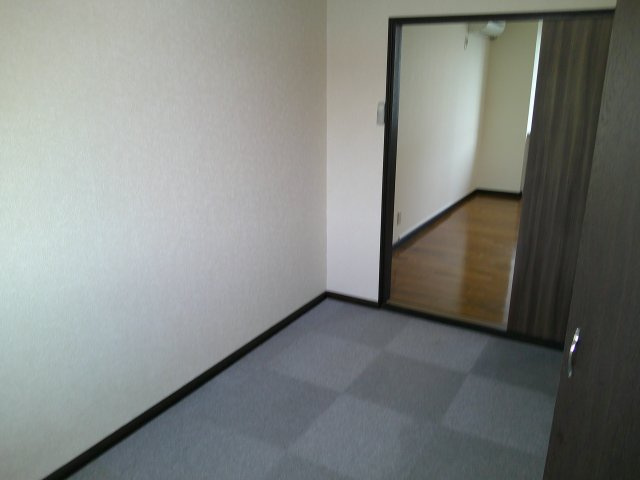 K&KコーポラスC棟の洋室
