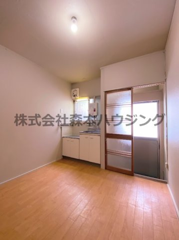【居間・リビング】 | 　門真市岸和田2丁目15テラスハウス | 明るいキッチンスペースです