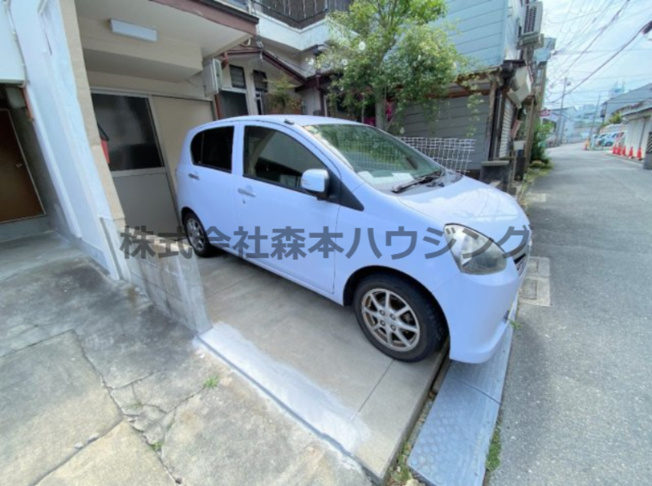 【駐車場】 | 　門真市岸和田2丁目15テラスハウス | 駐車スペースもあります
※軽自動車サイズになります。
　ダイハツミライースを停めたイメージです