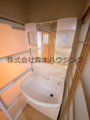 【独立洗面台】 | 　門真市岸和田2丁目15テラスハウス | 独立洗面台、小物を置くことができて便利です