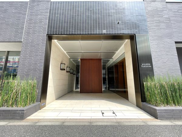 ウィルローズ月島のエントランス|「月島」駅徒歩３分！平成２２年築・オートロック付きマンション、ウィルローズ月島は即日現地案内可能となっておりますので、お気軽にお問い合わせください！