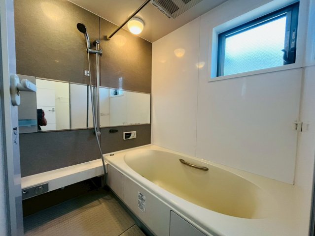 【浴室】 | 中野区白鷺１丁目　中古戸建て | ゆったりと寛げる浴室で、一日の疲れを心地よく癒せます