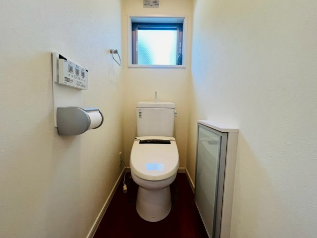【トイレ】 | 中野区白鷺１丁目　中古戸建て | 清潔感のある快適なトイレ空間で、毎日気持ちよく使えます