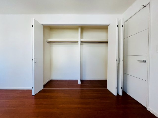 【収納】 | 中野区白鷺１丁目　中古戸建て | 衣類や荷物をすっきり整理できる、使い勝手の良いクローゼット