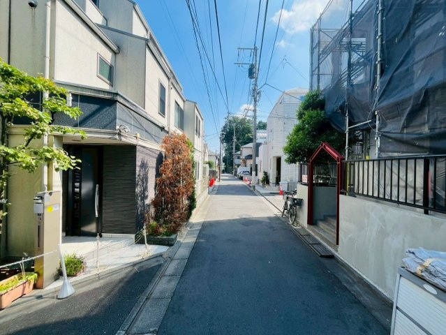 【前面道路含む現地写真】 | 中野区白鷺１丁目　中古戸建て | 落ち着いた住宅街の一角、ゆったり過ごせる住環境です
