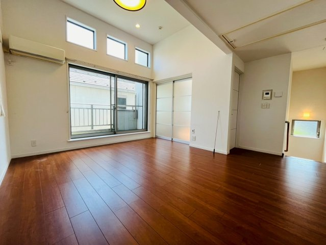 【居間・リビング】 | 中野区白鷺１丁目　中古戸建て | ゆとりあるLDKで、寛ぎの時間をゆったり楽しめます