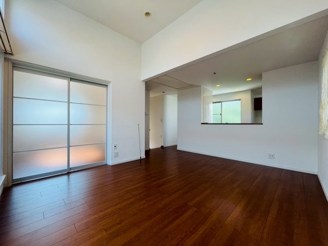 【居間・リビング】 | 中野区白鷺１丁目　中古戸建て | 広々としたLDKが、毎日の暮らしにゆとりを演出します