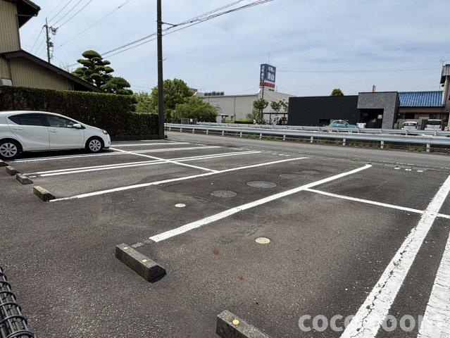 エクセル・アカシアの駐車場