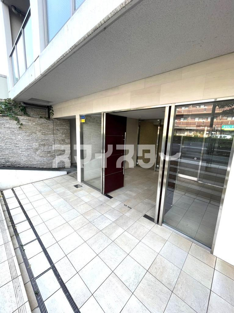 八王子市西片倉３丁目の賃貸マンションのエントランス