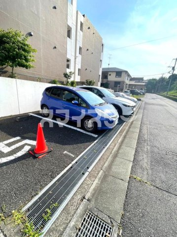 八王子市西片倉３丁目の賃貸マンションの駐車場