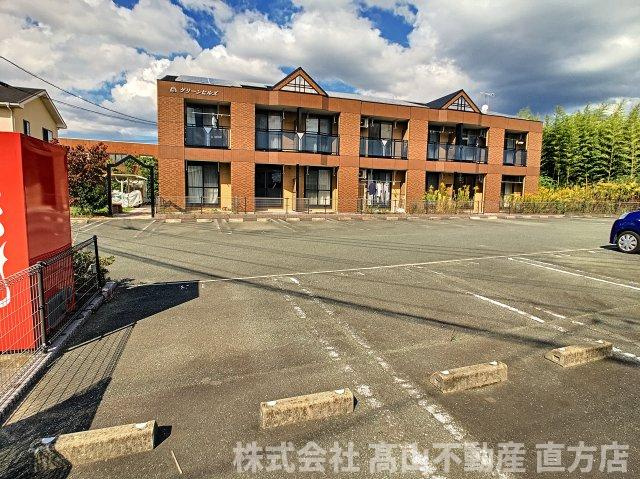 直方市大字上頓野のアパートの駐車場