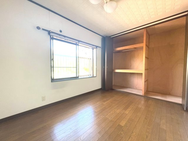 長岡京市緑が丘の洋室|収納豊富なクローゼット付き！