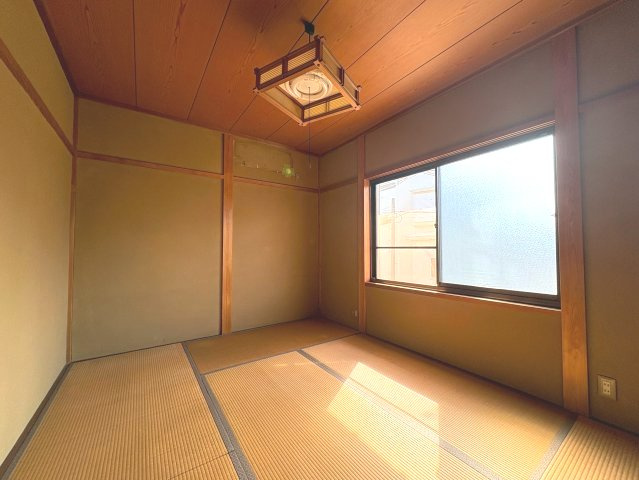 長岡京市緑が丘の和室|2階和室（約6帖）
寝室・お子様部屋としてもゆったり使えます。