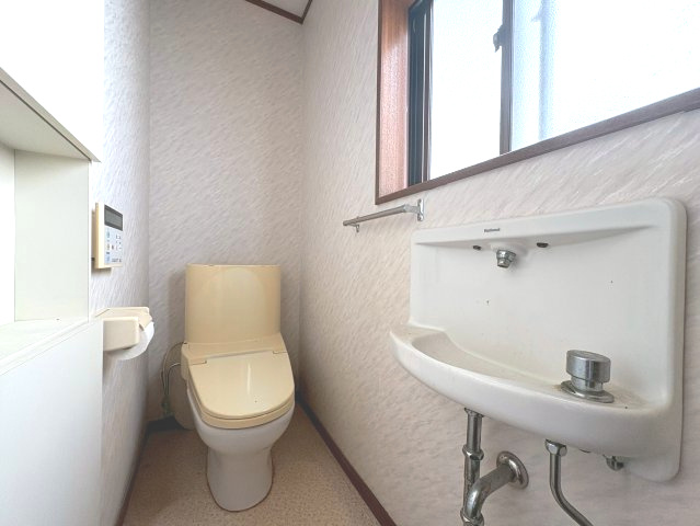 長岡京市緑が丘のトイレ|2階トイレ
各階にトイレがあり、忙しい朝の時間帯もスムーズに過ごせます。
