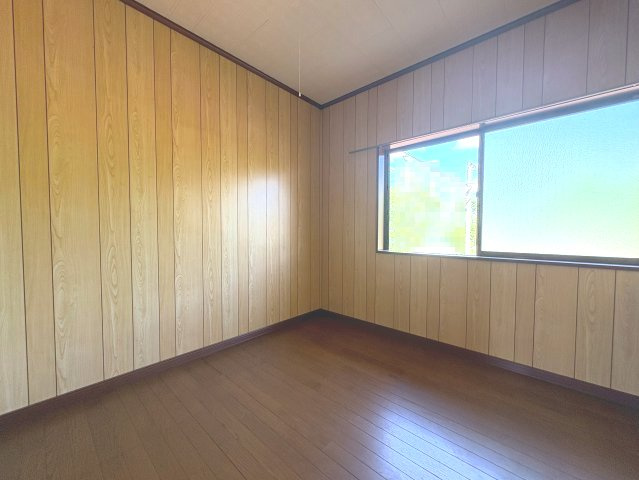 長岡京市緑が丘の洋室|東側から暖かい光が差し込み、朝から明るく過ごせる住まい。