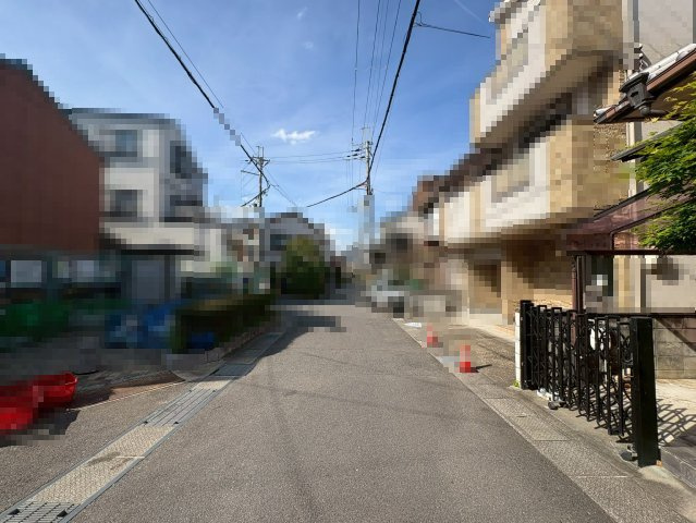 【成約済】長岡京市緑が丘の前面道路含む現地写真|小学校まで徒歩約8分。お子様の通学も安心な住環境です。