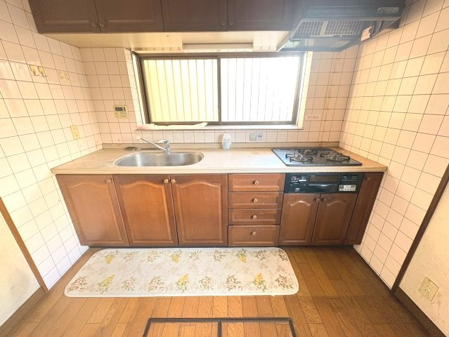 長岡京市緑が丘のキッチン|3口コンロ付きのキッチンで毎日の調理も効率よくこなせます(^^)/