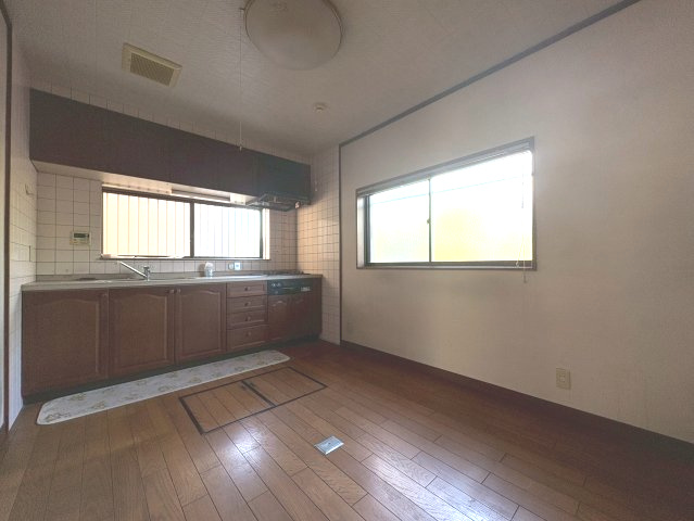 長岡京市緑が丘のキッチン|二面採光で明るく、開放感がございます！