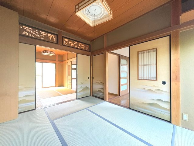 長岡京市緑が丘の和室|東側和室（約6帖）があり、客間や寝室として多目的に使えます(^^)/
