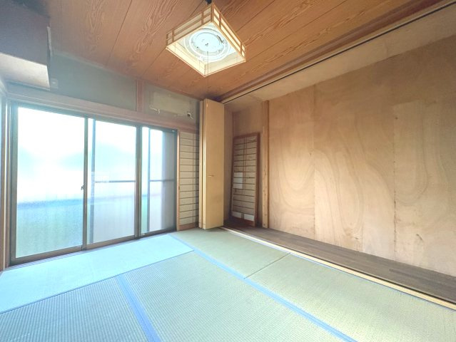 長岡京市緑が丘の和室|西側和室（約6帖）
お庭スペースに直接出ることができます。