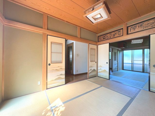 長岡京市緑が丘の和室|1階和室は続き間として利用でき、開放感のある広々とした空間です。