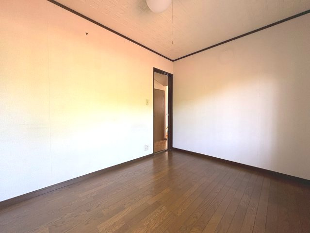 長岡京市緑が丘の洋室|2階洋室（約6帖）
主寝室としてオススメの洋室です。