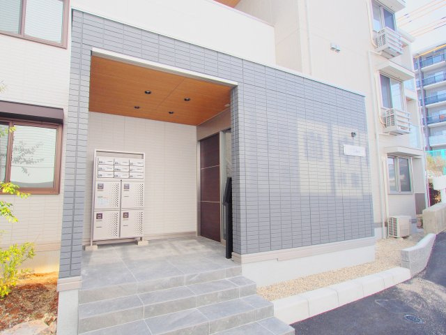 ファミールMNKのエントランス