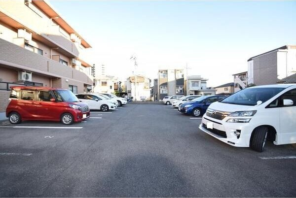ホーメスト北原T.Mの駐車場