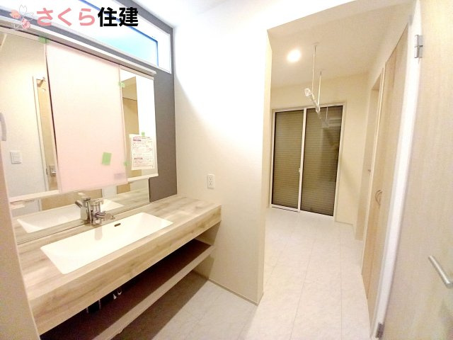 宇都宮市東原町　2号棟の独立洗面台|広い洗面台で身支度もしやすいです								
