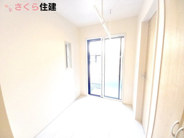 宇都宮市東原町　2号棟のその他|室内干しができるスペースがあります。窓もあるので風を入れることもできます									
