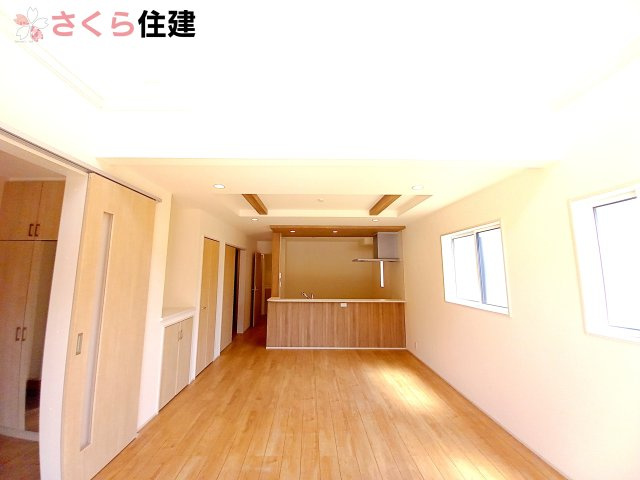 宇都宮市東原町　2号棟の居間・リビング|リビングでくつろく家族と会話を楽しみながら家事もできる対面キッチンです