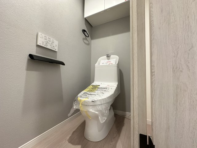 ワコーレロイヤルヒルズ横浜蒔田のトイレ|温水洗浄便座のトイレ設備です！トイレ上部にはあると便利な吊戸棚を設置！
