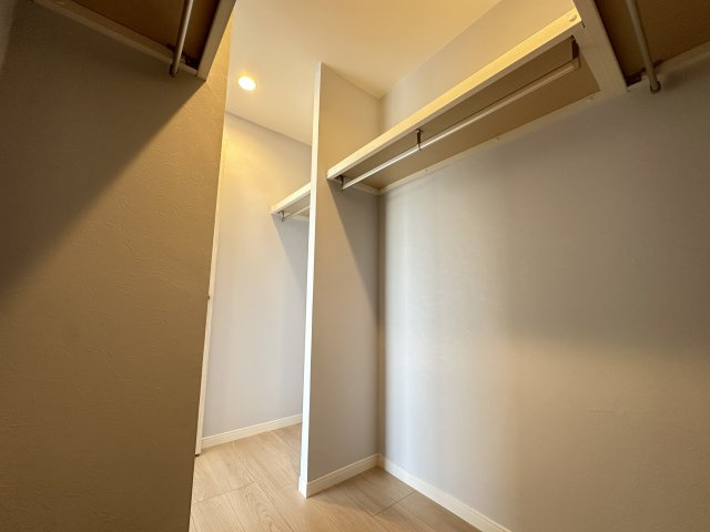ワコーレロイヤルヒルズ横浜蒔田の収納|大型のウォークインクローゼットは大容量の収納力があります。