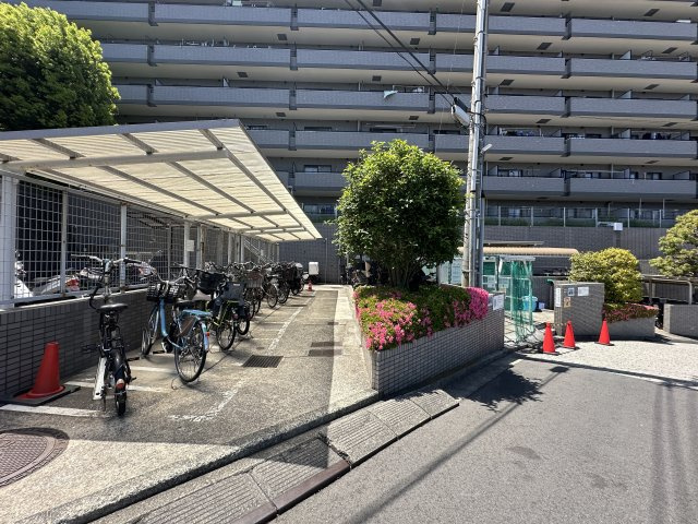 ワコーレロイヤルヒルズ横浜蒔田の駐輪場|屋根付きの駐輪場あり、雨などの時は保管も安心ですね。