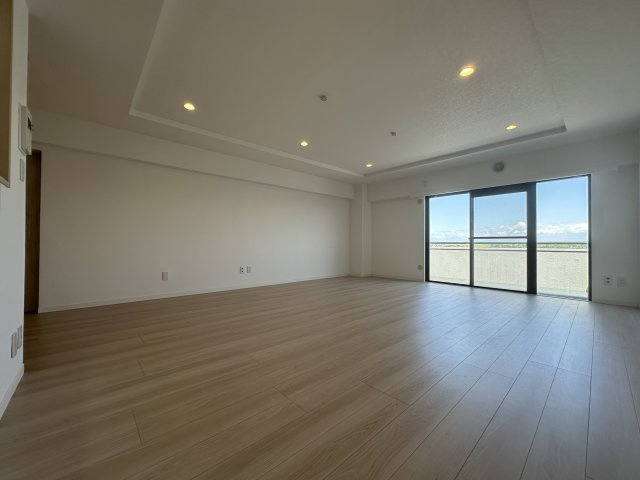 ワコーレロイヤルヒルズ横浜蒔田の居間・リビング|白い雲と爽やかな朝焼けやサンセットを眺められる心地よい風が吹き抜けるリビングです。