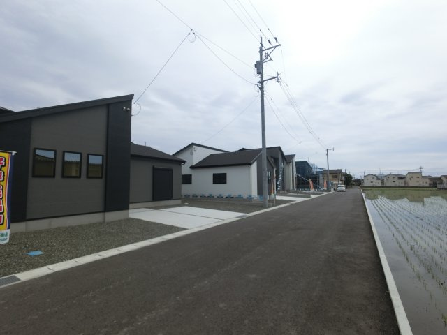 小城市三日月町長神田9期　2号棟の前面道路含む現地写真|前面道路含む現地写真です