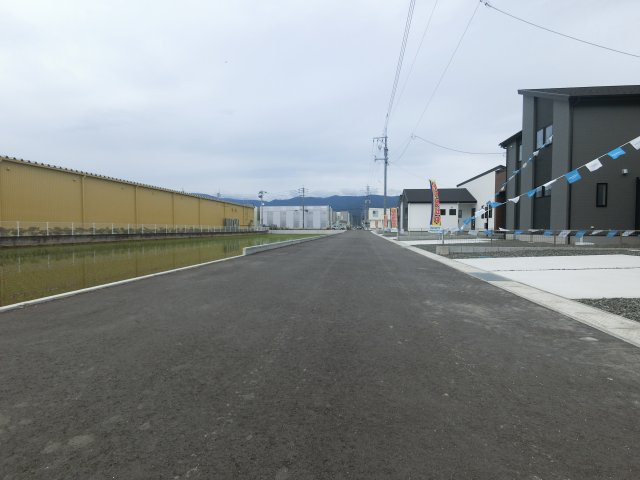 小城市三日月町長神田9期　2号棟の前面道路含む現地写真|前面道路含む現地写真です