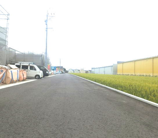 小城市三日月町長神田9期　2号棟の前面道路含む現地写真