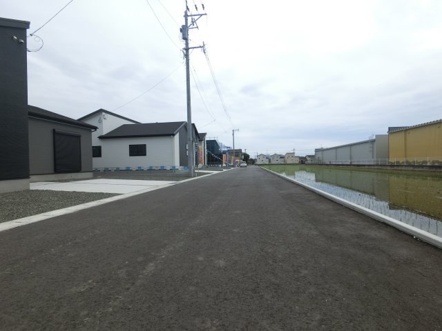 小城市三日月町長神田9期　2号棟の前面道路含む現地写真|建築中